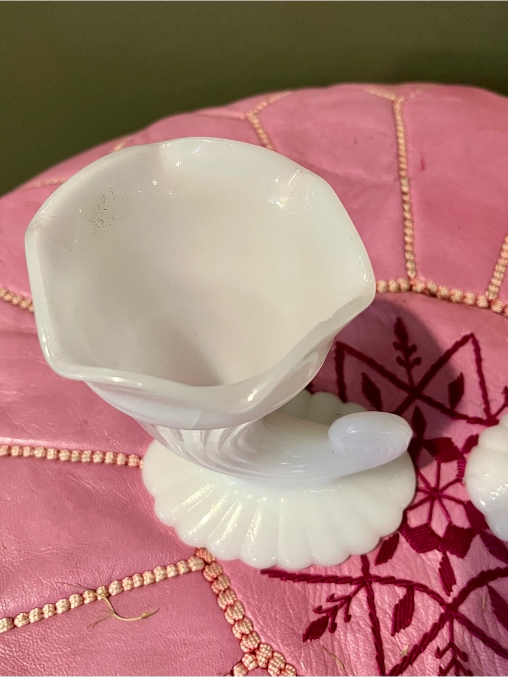 Vintage MCM White Milk Glass Cornucopia Vases - Pair of 2 - Picture 6 of 9